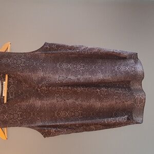 Violet & Claire Size M top